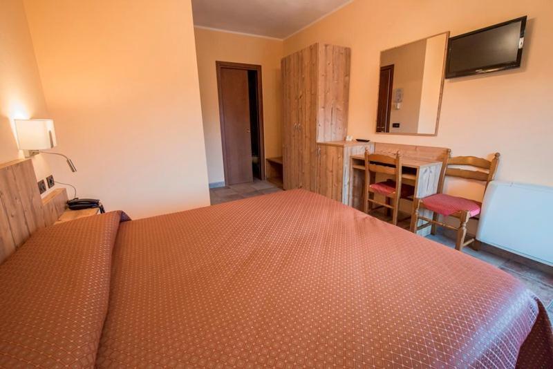 Ristorante Albergo Da Maurizio Cravanzana エクステリア 写真