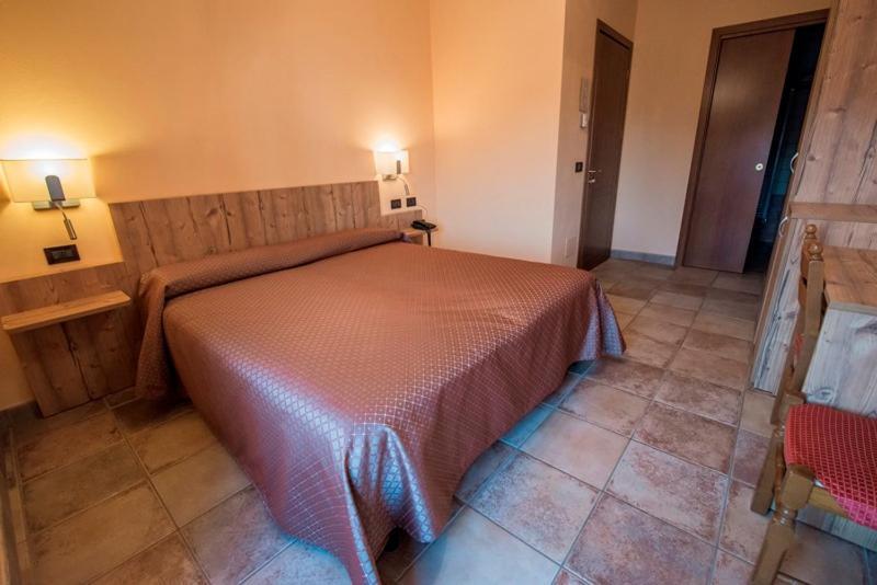 Ristorante Albergo Da Maurizio Cravanzana エクステリア 写真