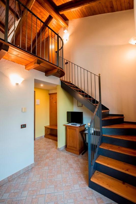 Ristorante Albergo Da Maurizio Cravanzana エクステリア 写真