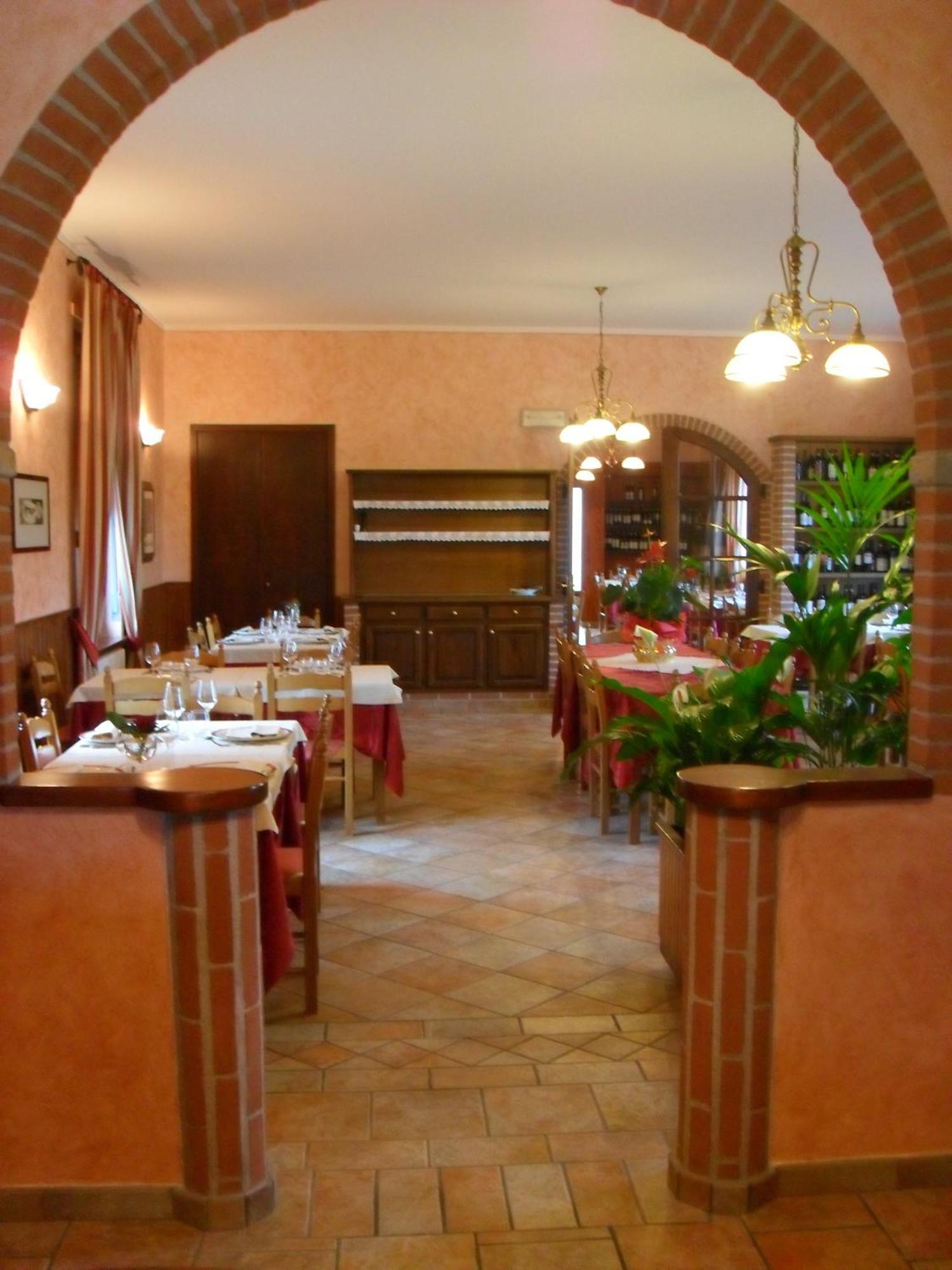 Ristorante Albergo Da Maurizio Cravanzana エクステリア 写真