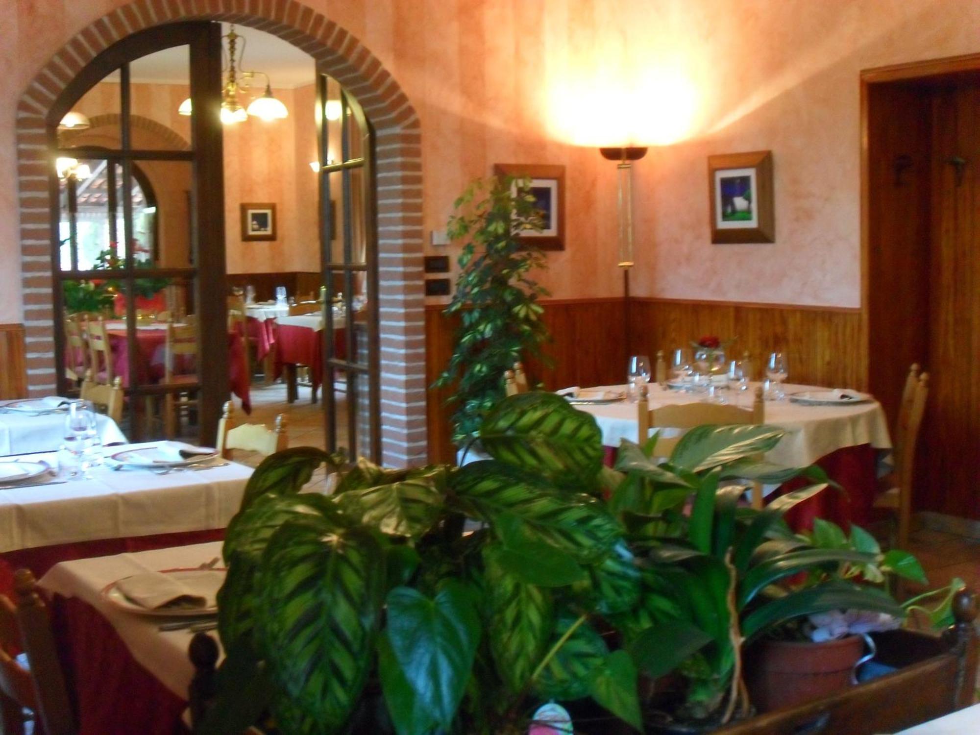 Ristorante Albergo Da Maurizio Cravanzana エクステリア 写真