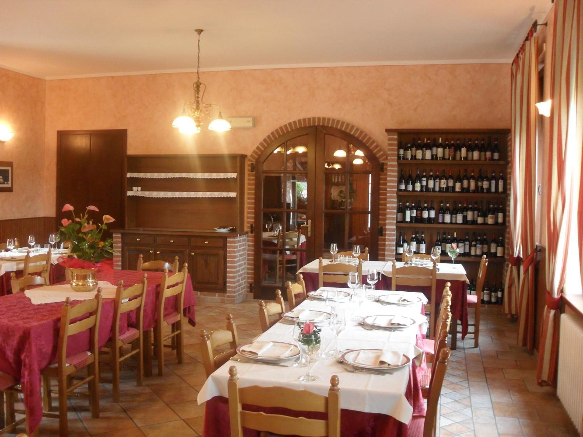 Ristorante Albergo Da Maurizio Cravanzana エクステリア 写真
