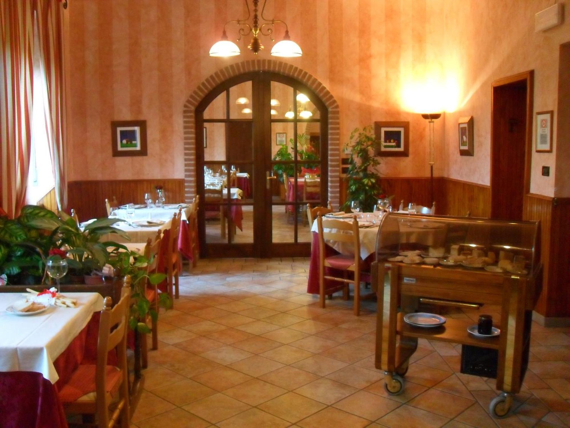 Ristorante Albergo Da Maurizio Cravanzana エクステリア 写真
