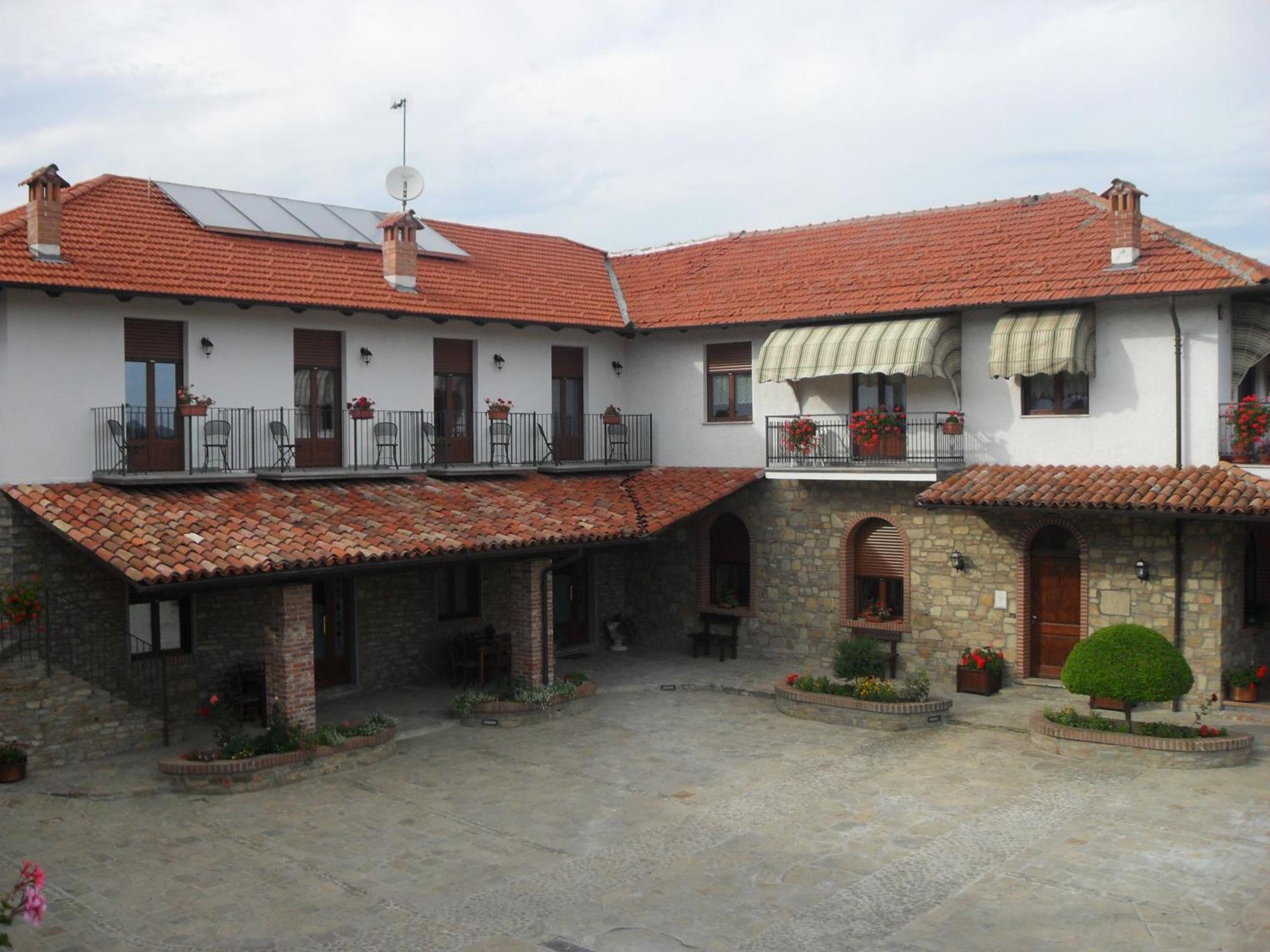 Ristorante Albergo Da Maurizio Cravanzana エクステリア 写真