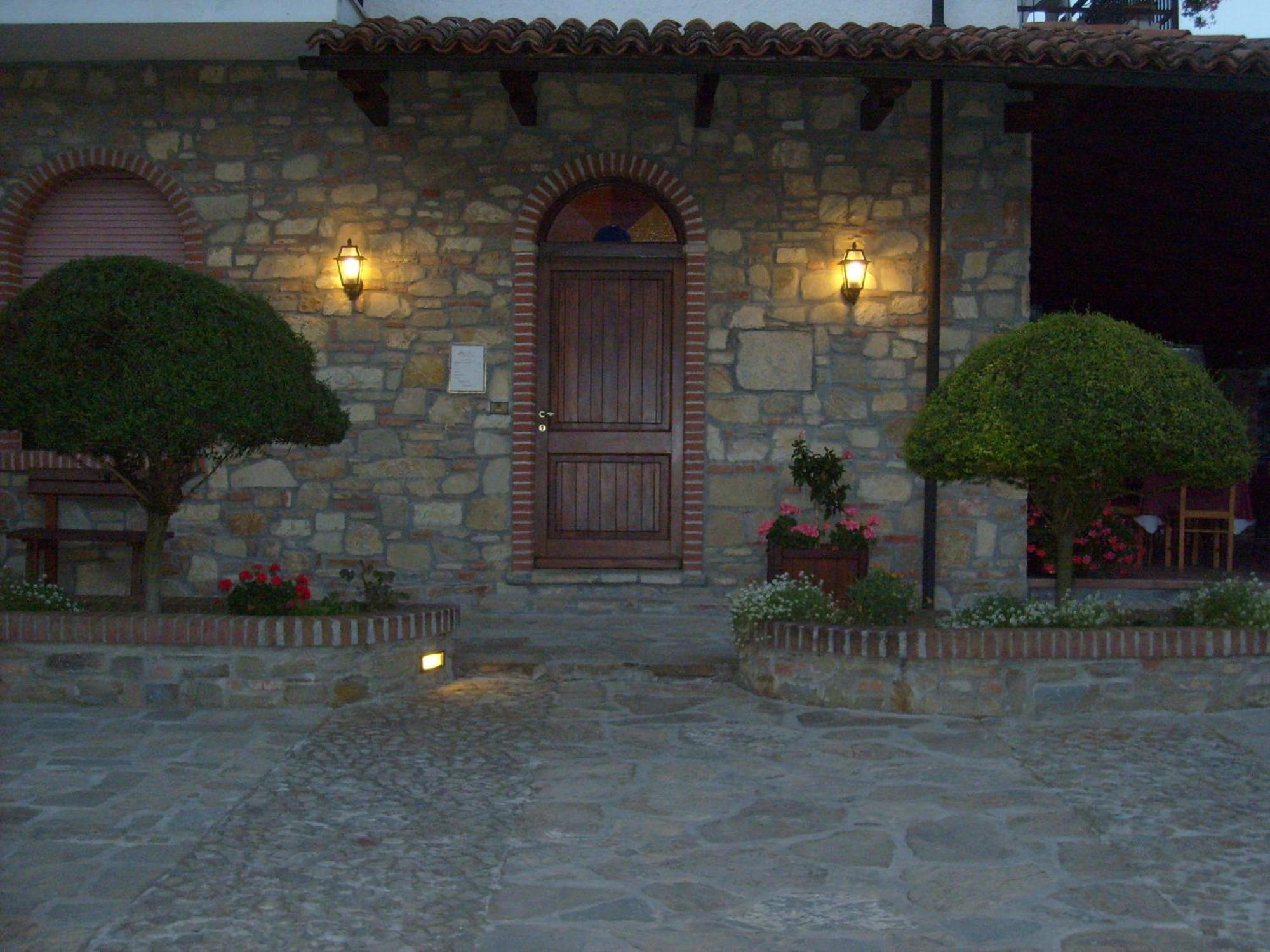 Ristorante Albergo Da Maurizio Cravanzana エクステリア 写真