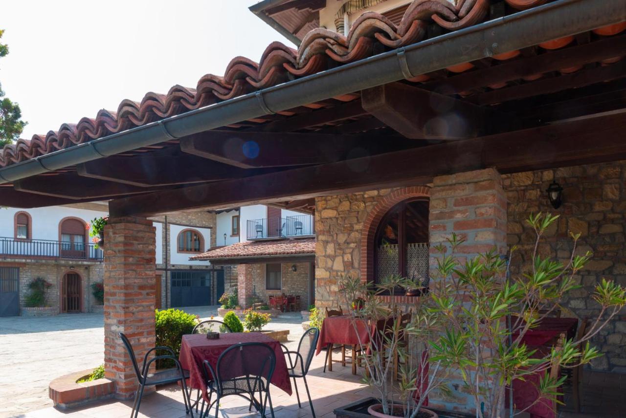 Ristorante Albergo Da Maurizio Cravanzana エクステリア 写真