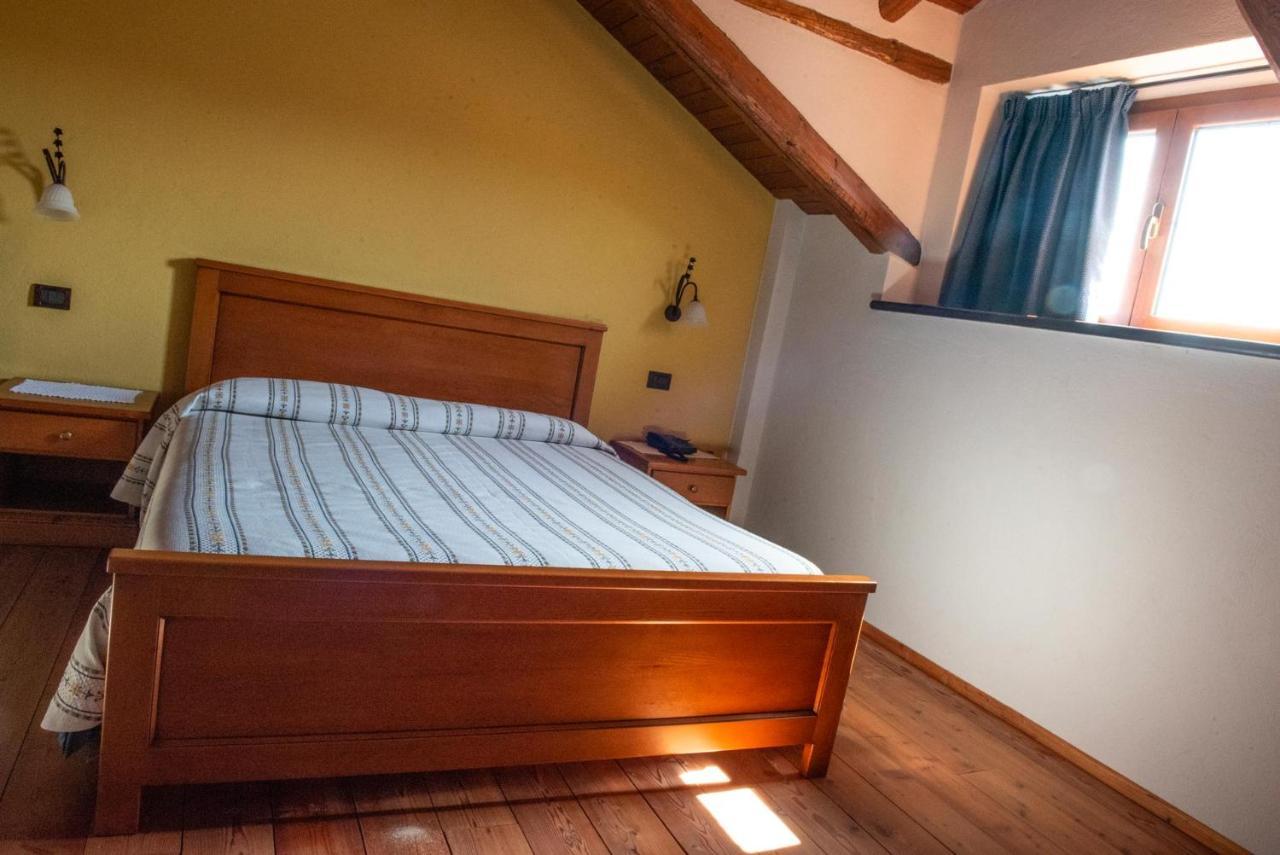Ristorante Albergo Da Maurizio Cravanzana エクステリア 写真